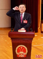 当选福建省人民政府省长的唐登杰，向宪法宣誓。 - 福建新闻