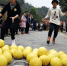 2017年福建省“全民健身百村行”走进永定土楼，选手们正在参加搬柚子比赛。本网记者 林先昌 摄 - 福建新闻
