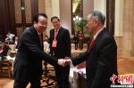 许又声（左）与菲律宾航空公司董事长陈永栽握手。 中新社记者 吕明 摄 - 福建新闻