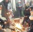 西营茶山农庄负责人准备了篝火让游客取暖。记者陈雅玲摄 - 新浪