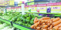 政府指定平价商品，稳定蔬菜价格。（本报记者 沈彦彦 摄） - 新浪