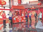 奥运冠军杨威携妻儿到现场观看提线木偶表演 - 新浪