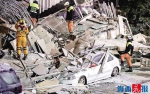 台湾花莲县地震导致多栋建筑倒塌，救援人员在现场搜救。 - 新浪