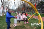 昨日，孩子们在公园内开心地玩趣味秋千。 - 新浪