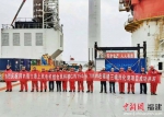图为亚太地区单机容量最大风机在福清兴化湾海上风电样机试验风场成功完成吊装。 - 福建新闻