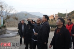 黄莼在驻村干部陪同下察看村里的党建阵地与文化设施建设。魏兴福摄 - 福建新闻