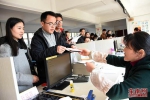 2月14日，在福建省龙岩市永定区民政局婚姻登记处，新人们在办理结婚登记手续。苏高龙 李文艽 摄 - 新浪
