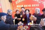 福州军门社区居委会主任林丹：连续18年陪社区孤老和外来人员吃年夜饭 - 福州新闻网