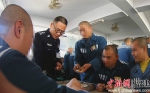 孔庆辉和服刑人员一起包饺子过大年。 - 福建新闻