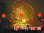 金门上空绽放火树银花，照亮了节日的夜晚。(金门时报记者许自勤摄) - 新浪