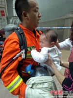 图为龙岩长汀消防战士救出一名幼童。 - 福建新闻