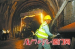 春节假期，海沧隧道建设者依然忙碌在施工现场。(本报记者张奇辉摄) - 新浪