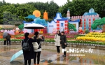 福州市民冒雨赏花观灯 - 福州新闻网