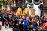 资料图：福州南后街万人空巷观看迎财神民俗活动。王东明 摄 - 福建新闻