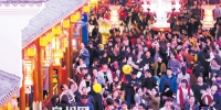 昨晚，三大花灯展区继续迎来众多市民游客，图为人潮汹涌的中骏世界城展区。(陈起拓 摄) - 福建新闻