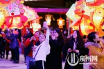 3月1日晚上，元宵花灯展东海泰禾广场展区，市民畅游在灯海里(陈晓东 摄) - 福建新闻