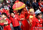福州市花巷幼儿园孩子们在南后街进行“犬蹄朵朵报春花、欢欢喜喜闹元宵”的元宵节表演。 - 福建新闻