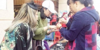 台青李昕（左二）参加创意市集展示手工银饰。 - 新浪