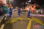 东街口“欢乐闹元宵”活动结束后，环卫工人对路面进行清扫 。池远 摄 - 福建新闻