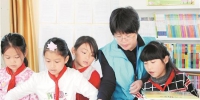 吴丽蓉（右二）帮助洛江一些山区学校建起了“图书角”（吴丽蓉 供图） - 新浪