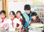 吴丽蓉（右二）帮助洛江一些山区学校建起了“图书角”（吴丽蓉 供图） - 新浪