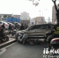 女子斜坡上停车失控冲上人行道　撞坏多辆电动车 - 福州新闻网