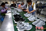 图为莆田一家鞋企工人在生产代工运动鞋。最近几年，莆田为国际知名品牌代工的订单越来越多。数据显示，莆田有4000多家制鞋企业，七成以上鞋类产品用于外贸出口，2017年产值增长18.7%。　记者 张斌 摄 - 福建新闻