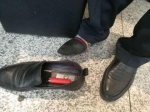 厦门机场：男子脚踩“风火轮” 登机被拒 - 新浪
