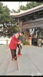 李鑫扶奶奶逛西湖的一幕被市民拍了下来 （视频截图） - 新浪