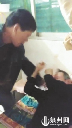 儿子殴打卧床老父一幕，引发众多网友愤慨。 （视频截图） - 新浪