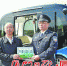 金龙客车董事长谢思瑜(左)接过国内首张无方向盘的无人驾驶汽车测试牌照。 - 新浪