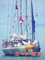 塔拉号一根桅杆上还挂起了中国国旗。 - 新浪