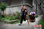 福州街头“独腿哥”走红网络 用自己的劳动创造生活 - 新浪