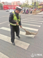 陈鑫亮正在清扫路上的碎玻璃 - 新浪