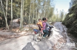 坡陡路滑，村民出行多靠搭摩托车。 - 新浪