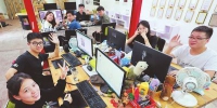 三明学院动漫专业的学生团队在共享工作室里创作。记者　周明太　摄 - 福建新闻