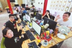 三明学院动漫专业的学生团队在共享工作室里创作。记者　周明太　摄 - 福建新闻