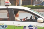 出租车司机驾车途中使用手机 - 新浪