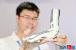 工博会上,厦企运用3D打印技术制作脚踝模型。 - 新浪
