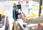 福州市民通过手机扫码支付乘公交 - 福建新闻