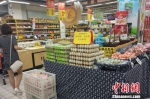 市民在超市里购物。中新网记者 李金磊摄 - 新浪