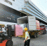 资料图：工作人员把货物从集装箱卸下。中新社记者 吕明 摄 - 福建新闻
