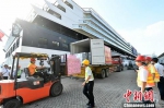 资料图：工作人员把货物从集装箱卸下。中新社记者 吕明 摄 - 福建新闻