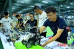 在黎明职业大学智能制造中心举办的机器人展演吸引了众多与会人员的关注。 - 福建新闻