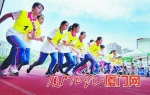 厦门一中考场女子组长跑考试现场。 (本组图本报记者姚 凡摄) - 新浪