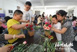 福州：萌娃跟园艺专家学插花 制作母亲节礼物 - 新浪