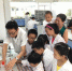“走进中纺标实验室”全国大型儿童科学实践活动五地实验室同时联动向儿童开放，图为晋江中纺标实验室人员为孩子做演示。 - 福建新闻