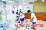 厦门一中考点，学生打扫考场内的卫生。（本版图/本报记者 姚  凡 摄） - 新浪
