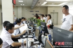 纳税人代表参观晋江国税机械人智能办税服务。 - 福建新闻