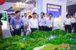 在福建投资集团的展位上，张志南对该集团在绿色清洁能源开发成就方面给予了肯定，并参观了福建永泰抽水蓄能电站的大型沙盘。李南轩 摄 - 福建新闻